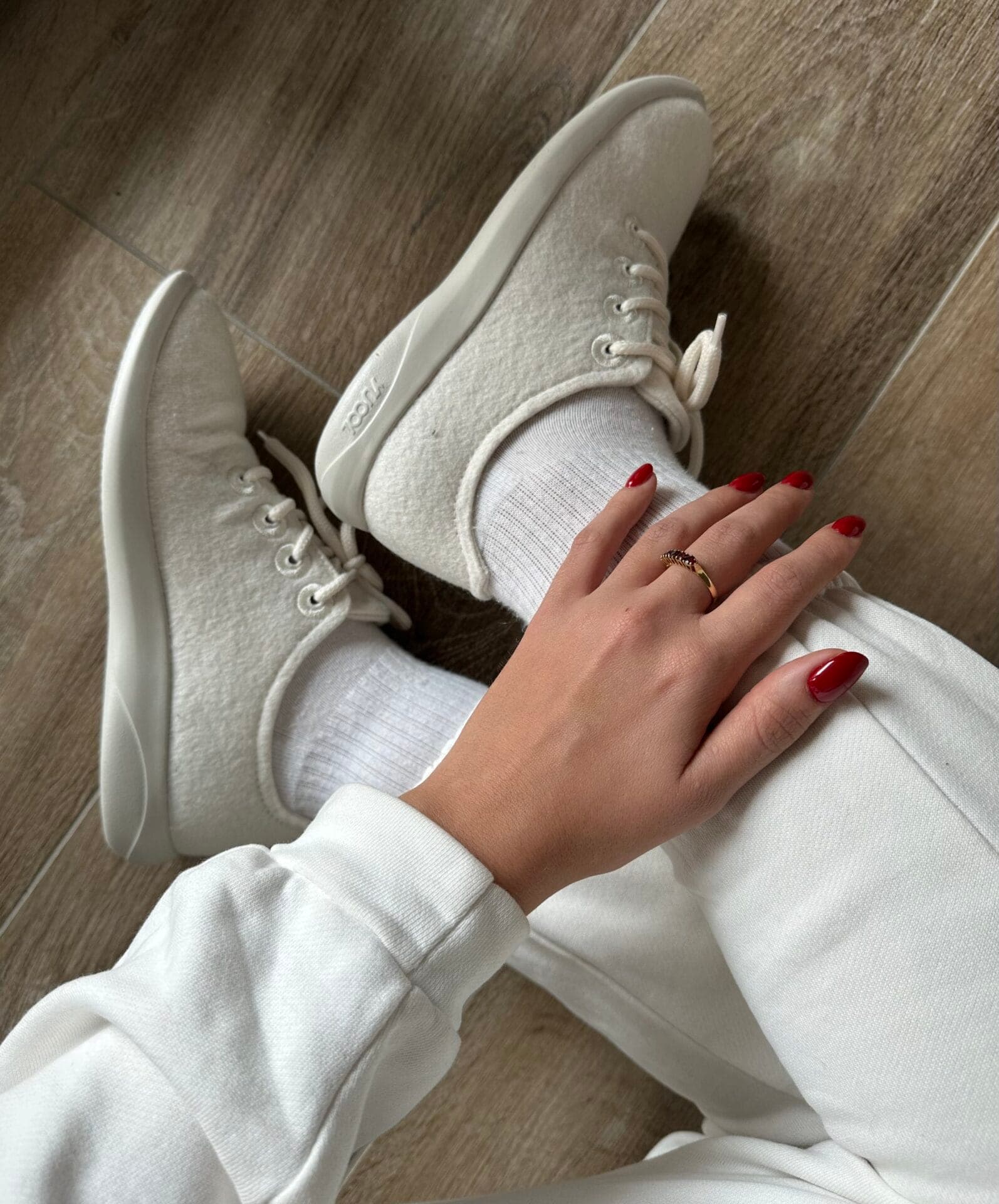 Yuool in lana merino bianca indossate con calzini e pantaloni chiari