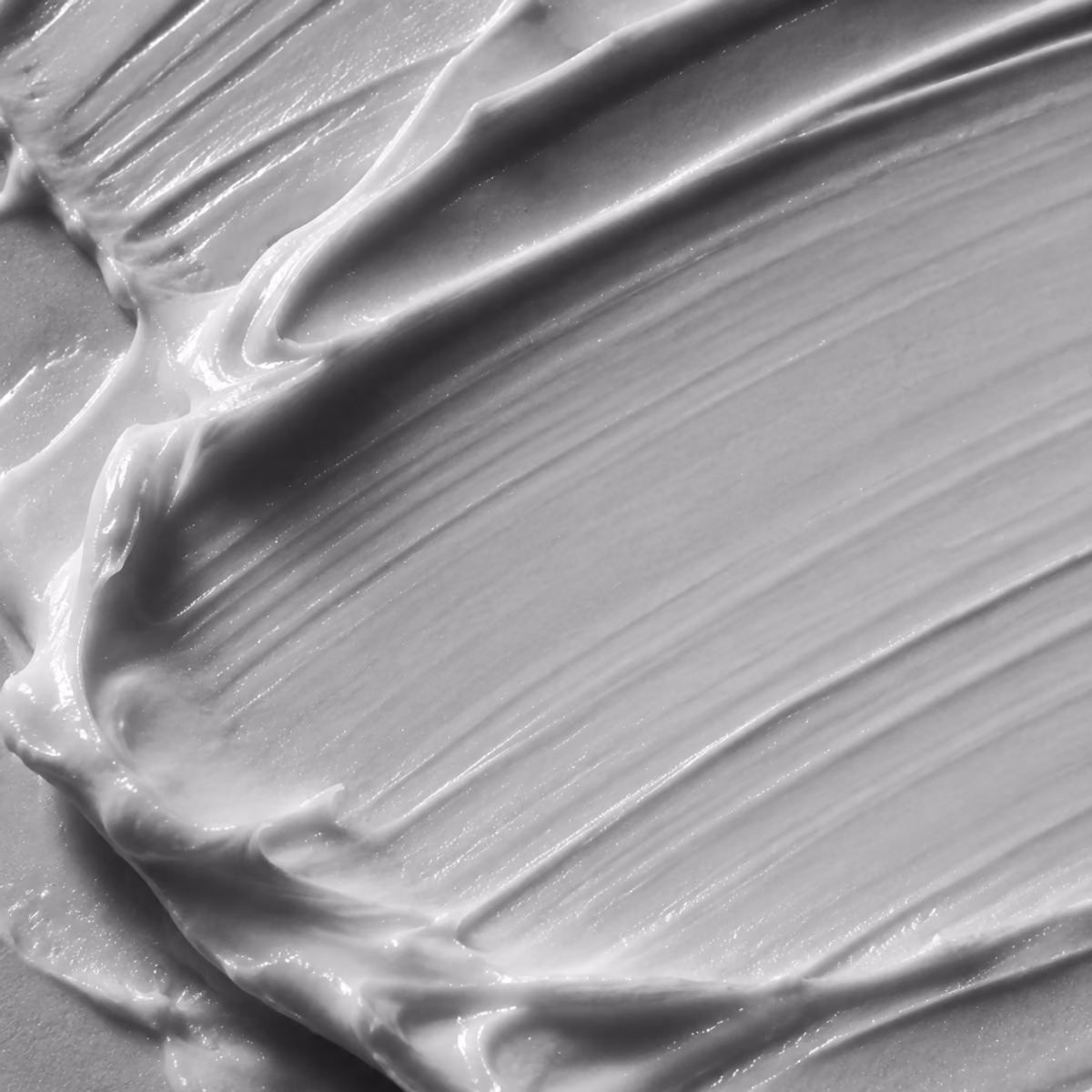 Macro in bianco e nero di una pennellata di crema cosmetica