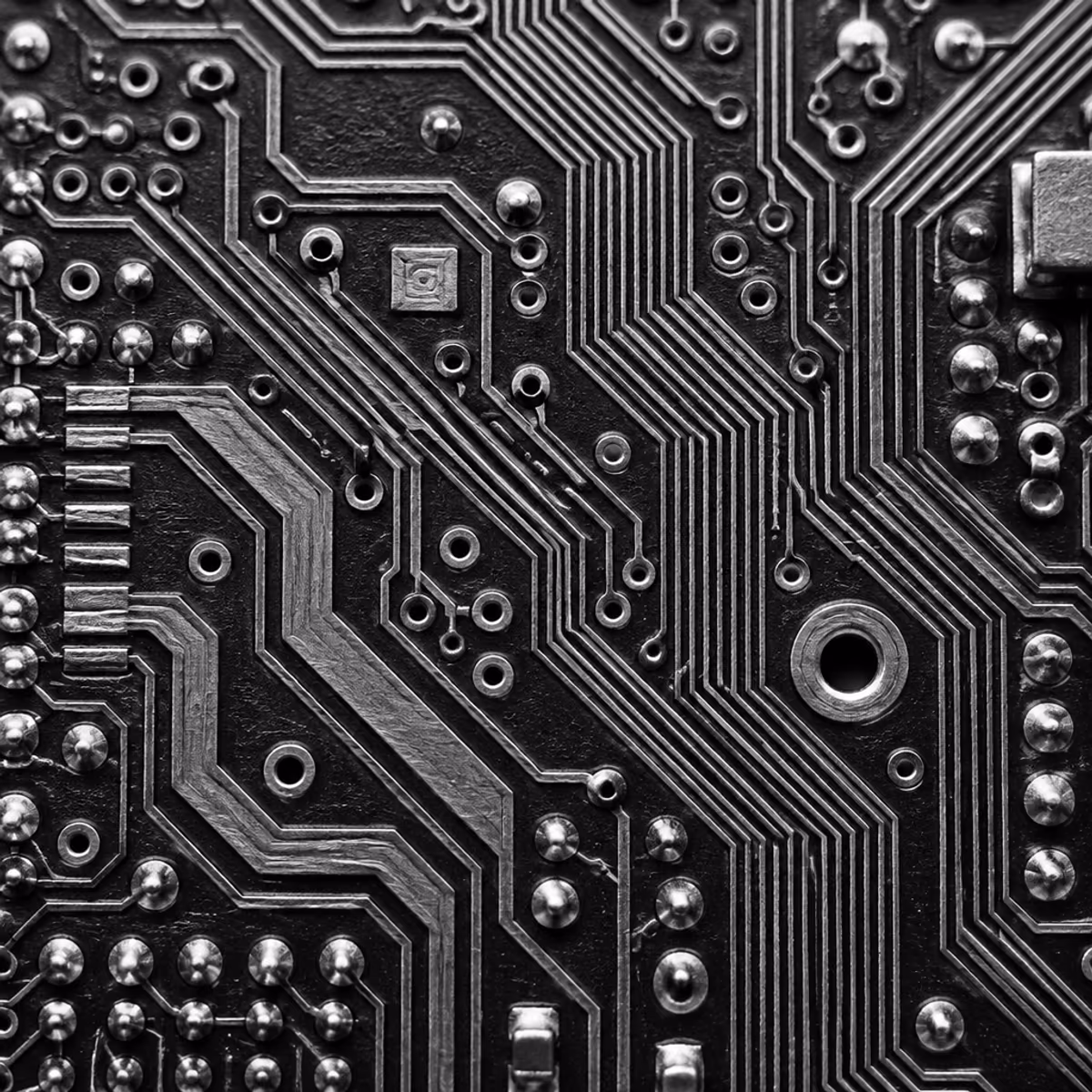 Macro in bianco e nero delle tracce di un circuito stampato