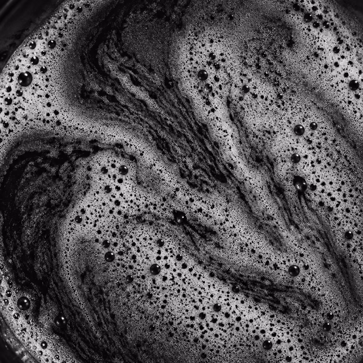 Macro in bianco e nero della crema di un espresso